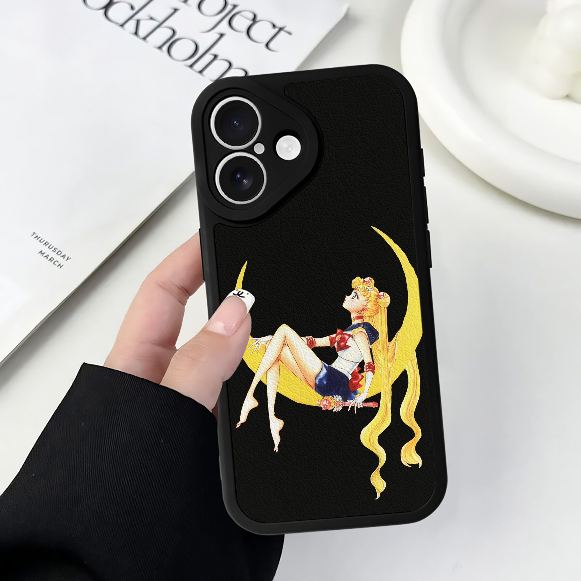 （画像用） 美少女戦士セーラームーン 月野 うさぎ つきの うさぎ Sailor Moon Tsukino Usagi 【iPhone 16シリーズ対応】シリコンスマホケース（レザー調） 材質：シリコン